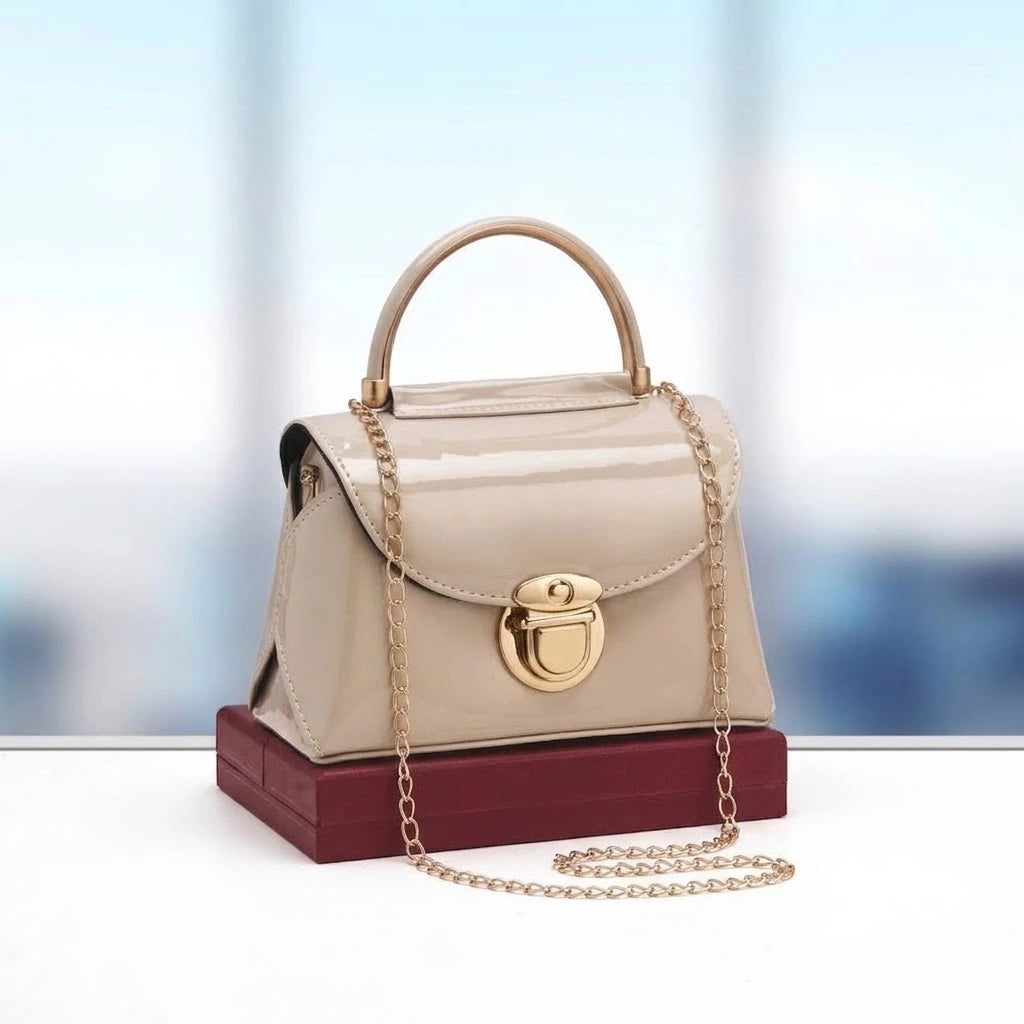 Sac à main à rabat, fermoir ovale et chaîne — Beige