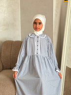 Ensemble fille à carreaux avec haut boutonné et jupe longue — Bleu ciel