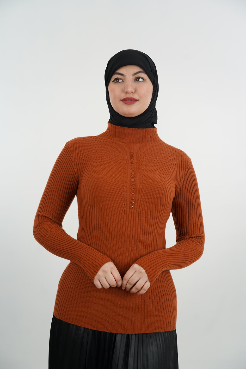 Pull femme côtelé à col montant et détail vertical — Terre cuite