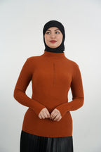 Pull femme côtelé à col montant et détail vertical — Terre cuite