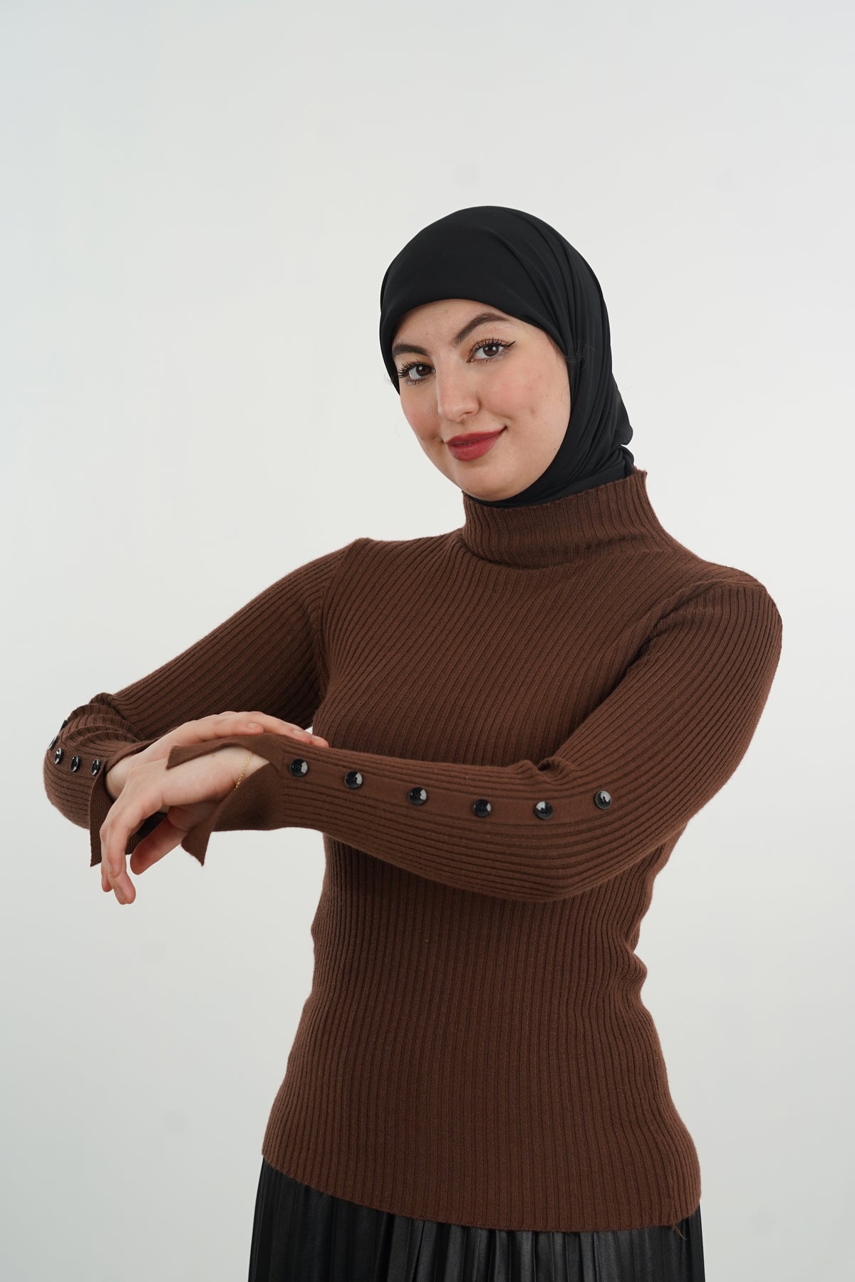 Pull femme à col montant et boutons aux poignets — Marron