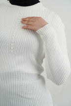 Pull femme côtelé à col montant et détail vertical — Blanc