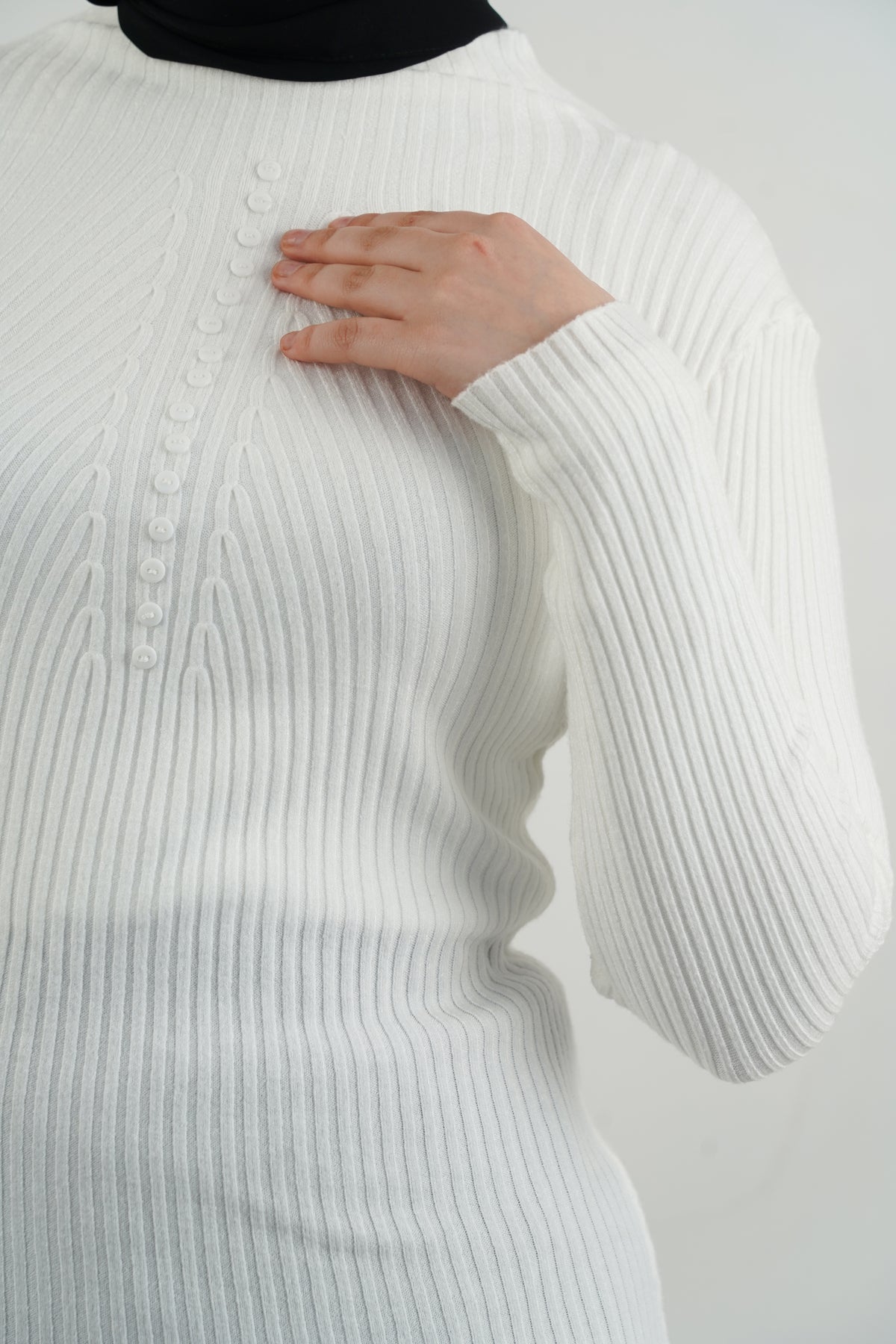 Pull femme côtelé à col montant et détail vertical — Blanc