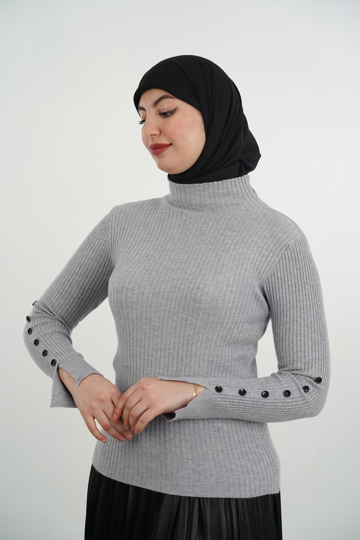 Pull femme à col montant et boutons aux poignets — Noir