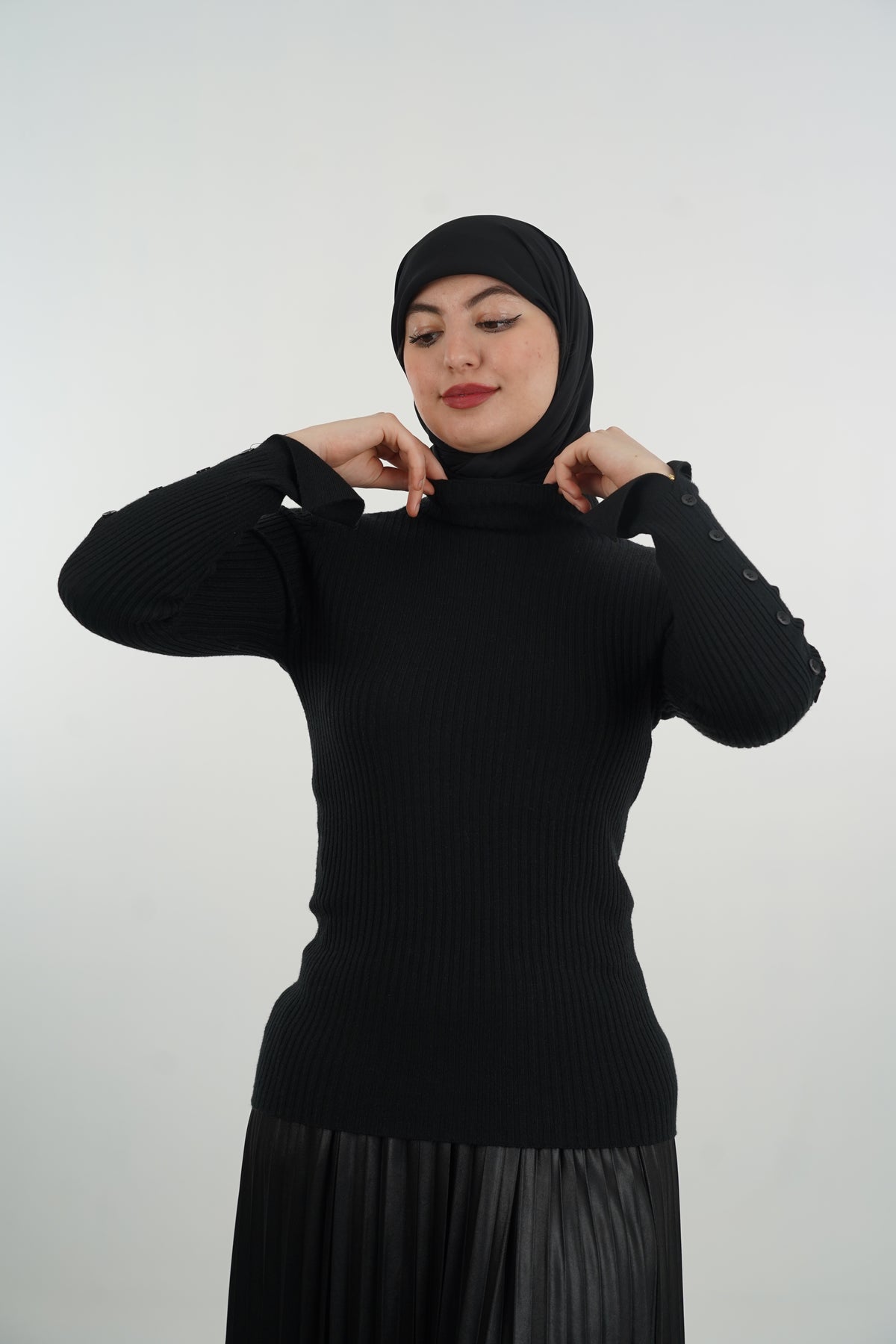 Pull femme à col montant et boutons aux poignets — Blanc