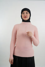 Pull femme côtelé à col montant et détail vertical — Saumon