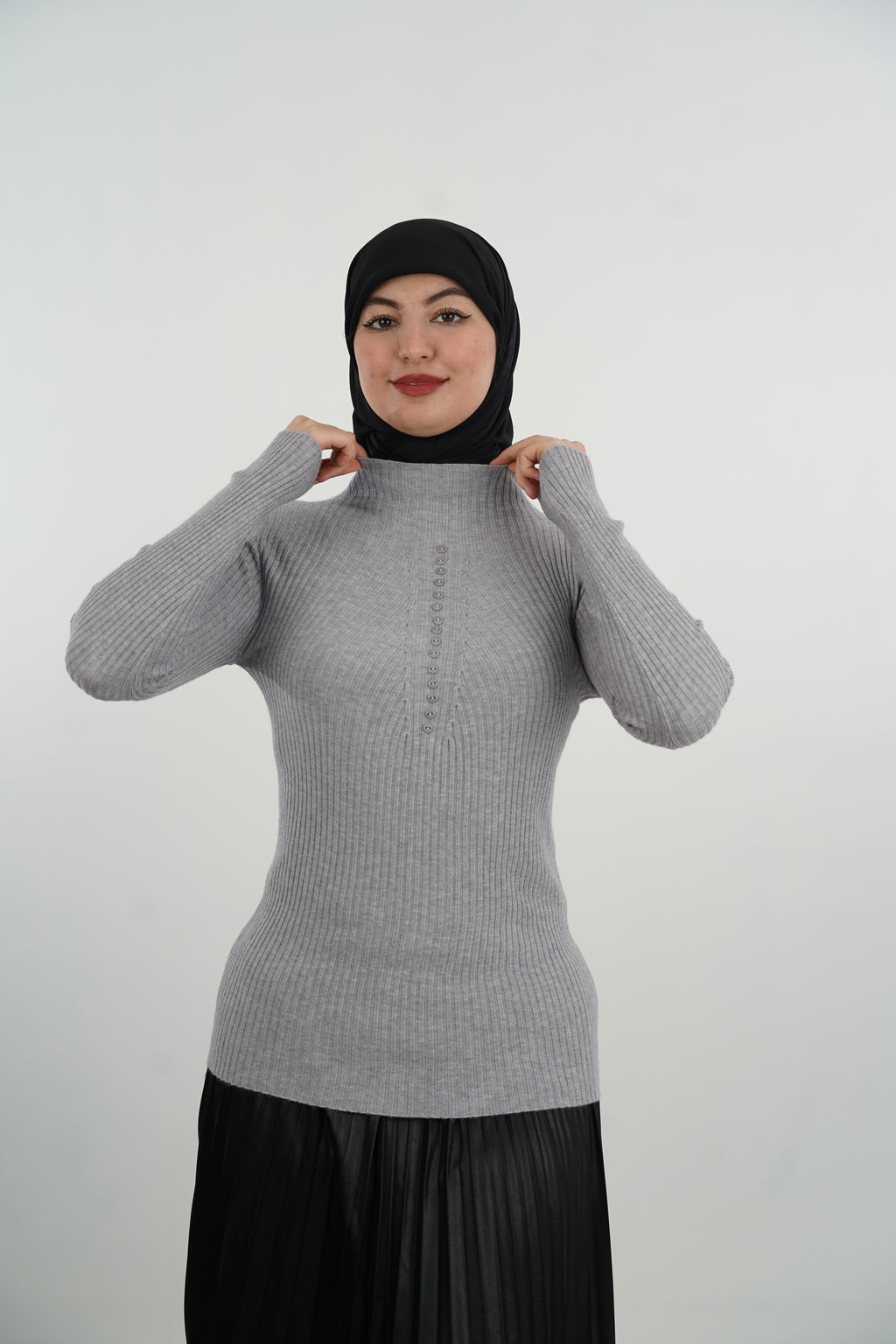 Pull femme côtelé à col montant et détail vertical — Gris