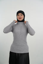 Pull femme côtelé à col montant et détail vertical — Gris