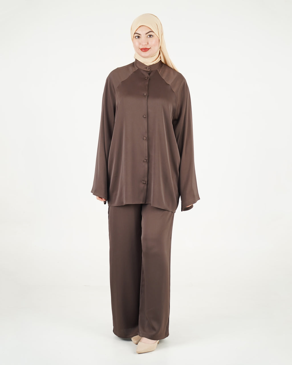 Ensemble femme fluide à tunique boutonnée et pantalon large — Marron