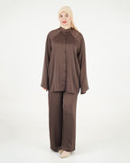 Ensemble femme fluide à tunique boutonnée et pantalon large — Marron