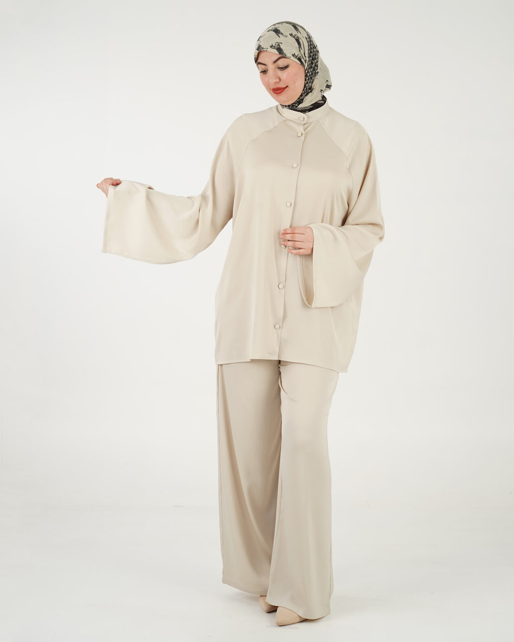 Ensemble femme fluide à tunique boutonnée et pantalon large — Beige