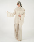 Ensemble femme fluide à tunique boutonnée et pantalon large — Beige