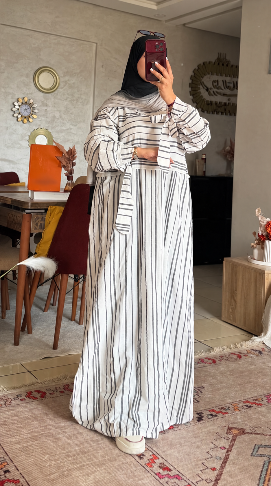 Robe longue écrue à rayures noires, manches longues et ceinture