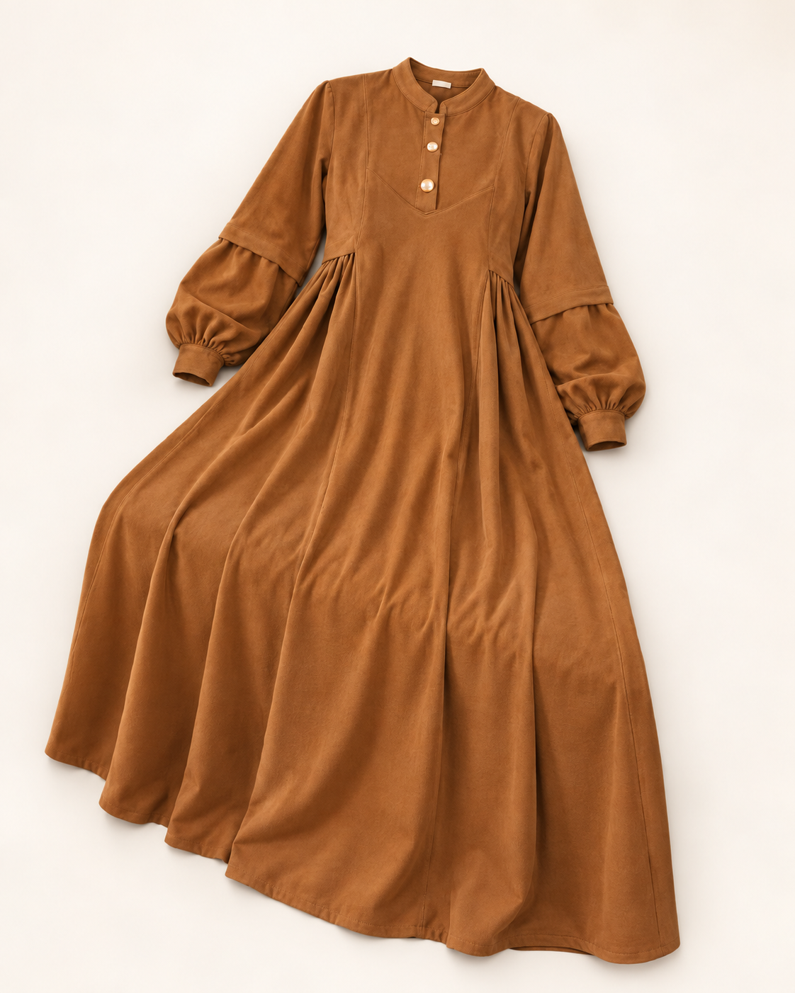 Robe plié 2 camel — vue du produit avec fond studio retouché