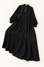 Robe plié 2 noir — vue du produit avec fond studio retouché