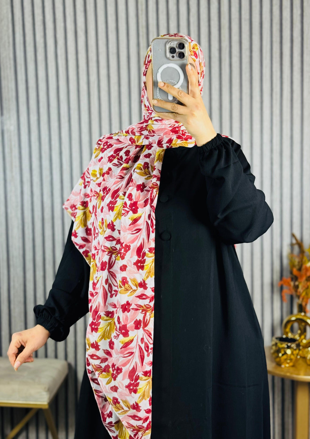 Abaya ample à poignets élastiqués avec foulard fleuri — Noir