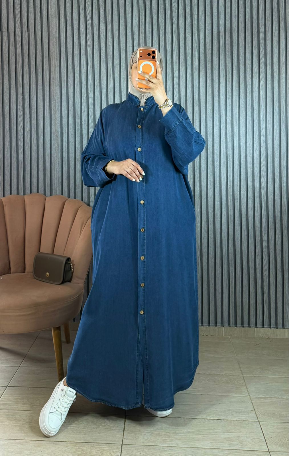 Robe longue en Tencel à col montant et boutons dorés — Bleu jean