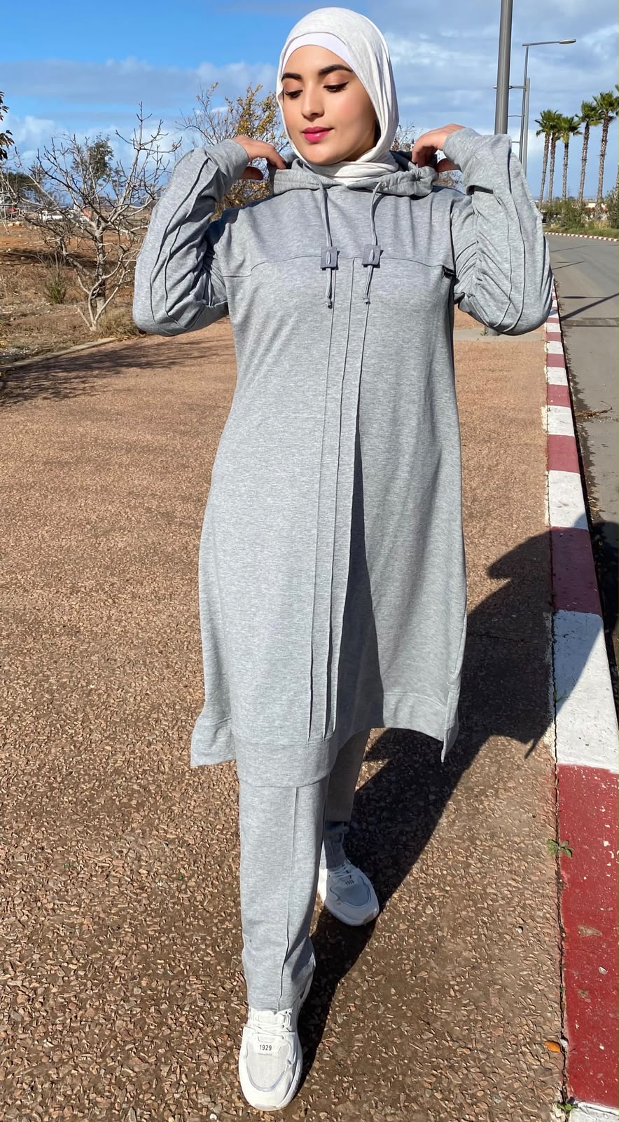 Ensemble à tunique longue à capuche et volants aux épaules — Gris clair