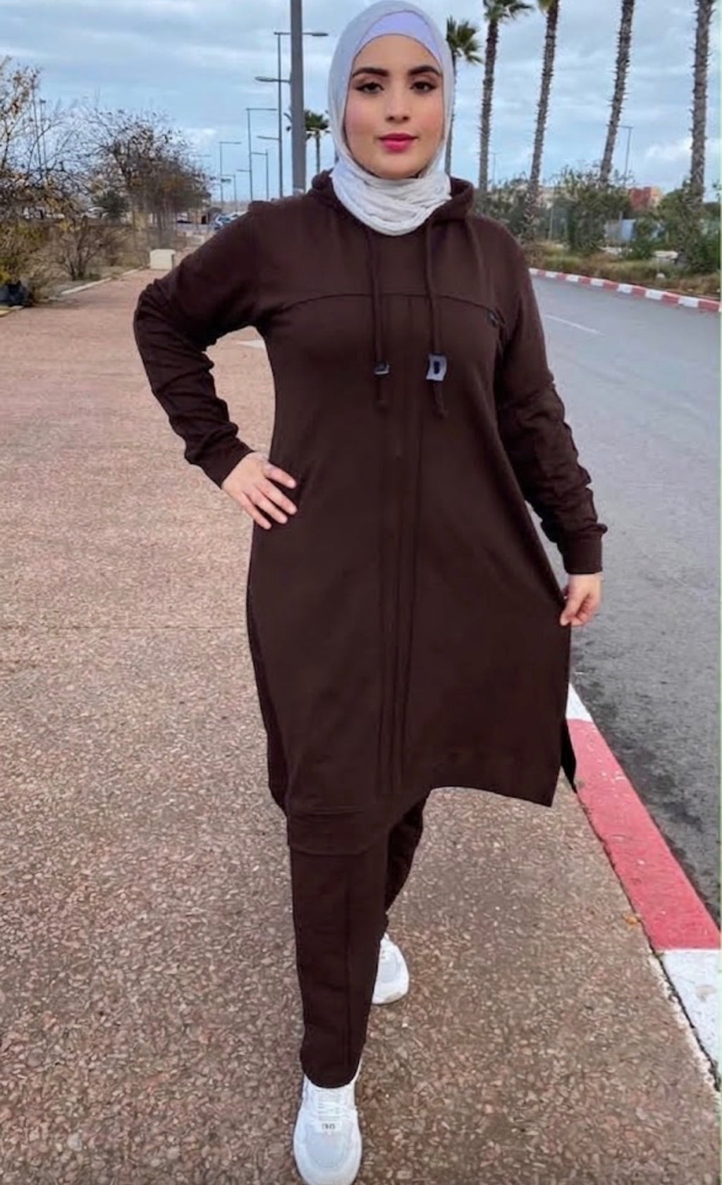Ensemble à tunique longue à capuche et volants aux épaules — Marron