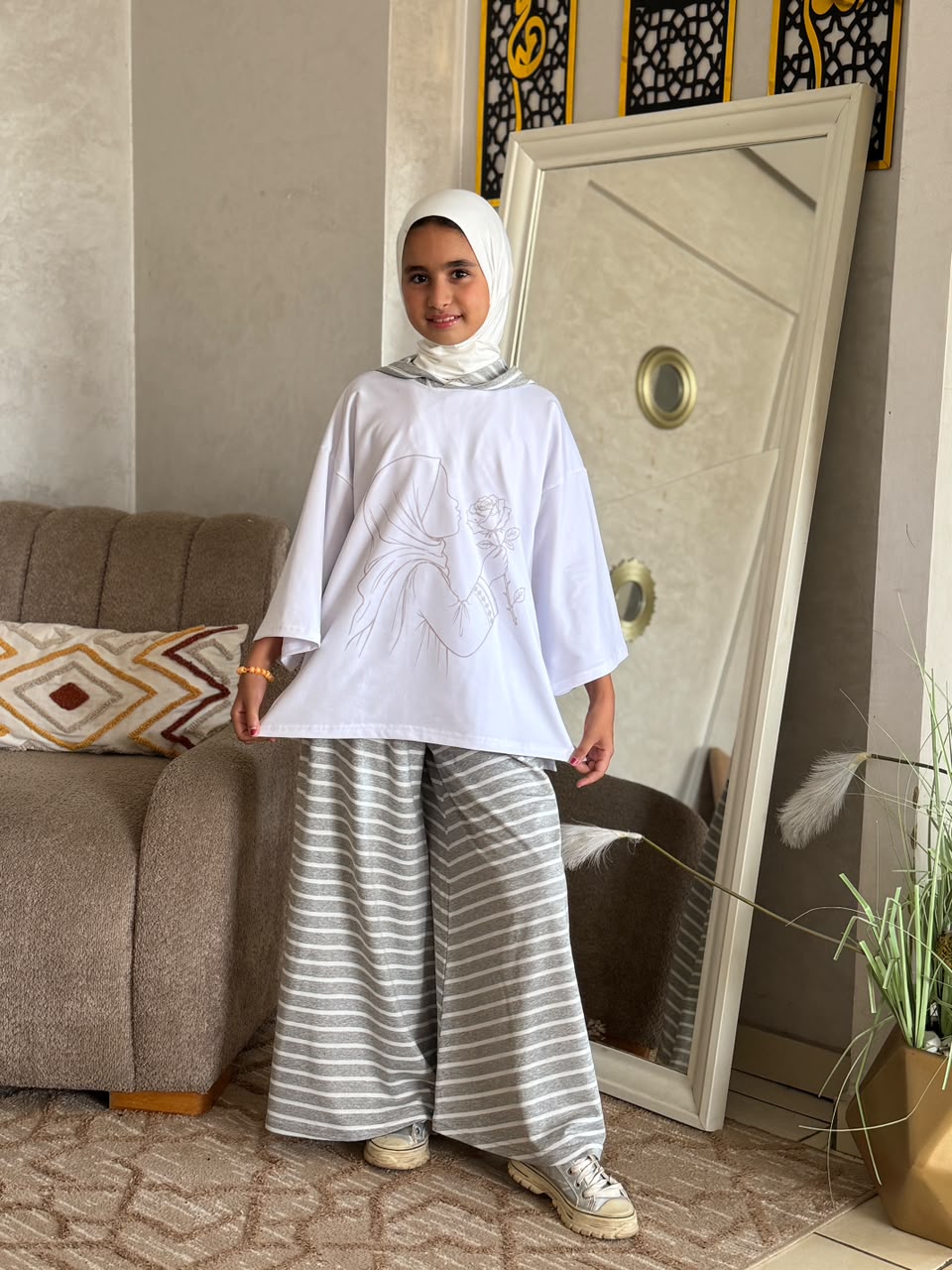 Ensemble fille à tunique volantée et pantalon à carreaux — Gris clair