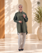 Chemise longue boutonnée à poches poitrine — Vert olive