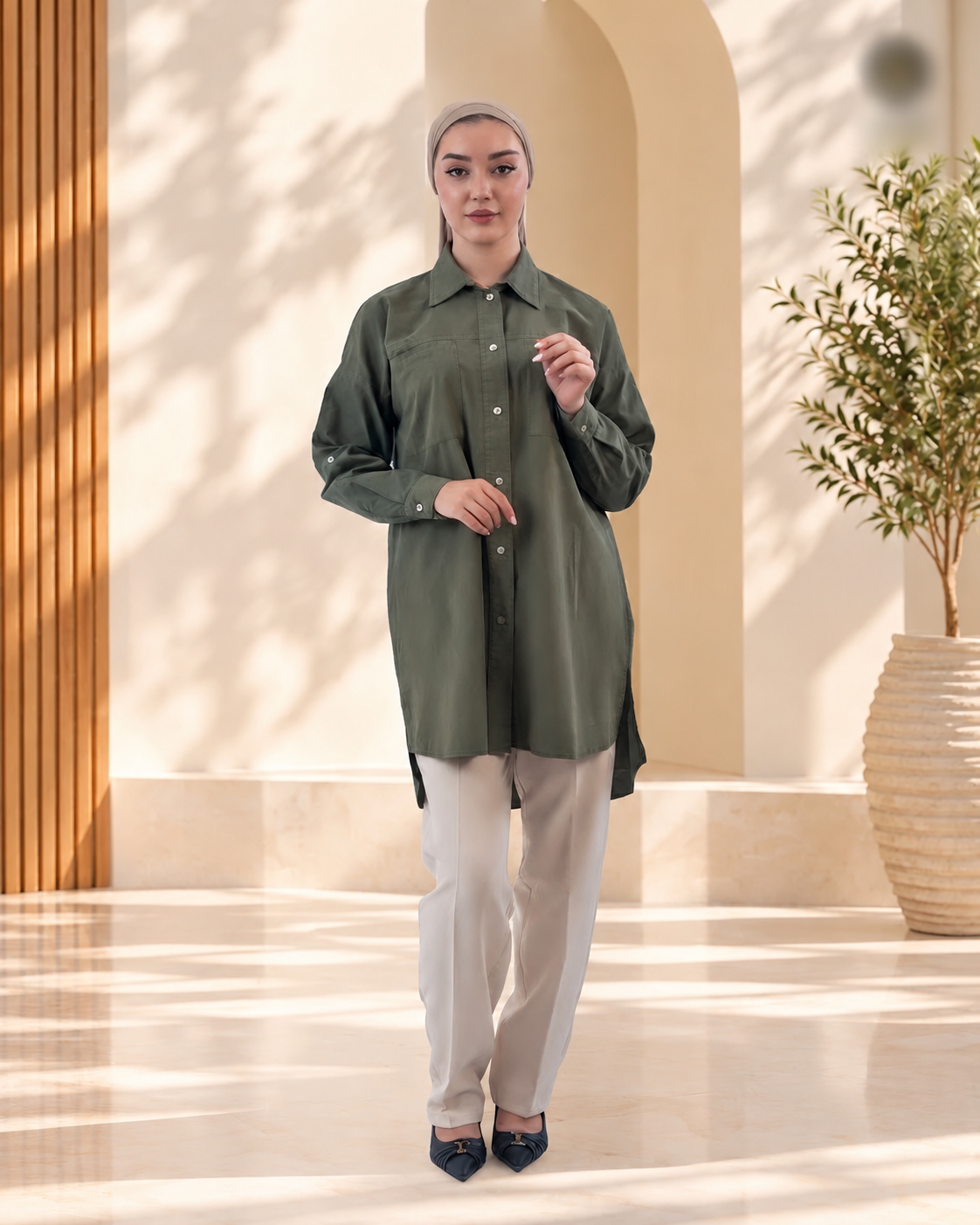 Chemise longue boutonnée à poches poitrine — Vert olive