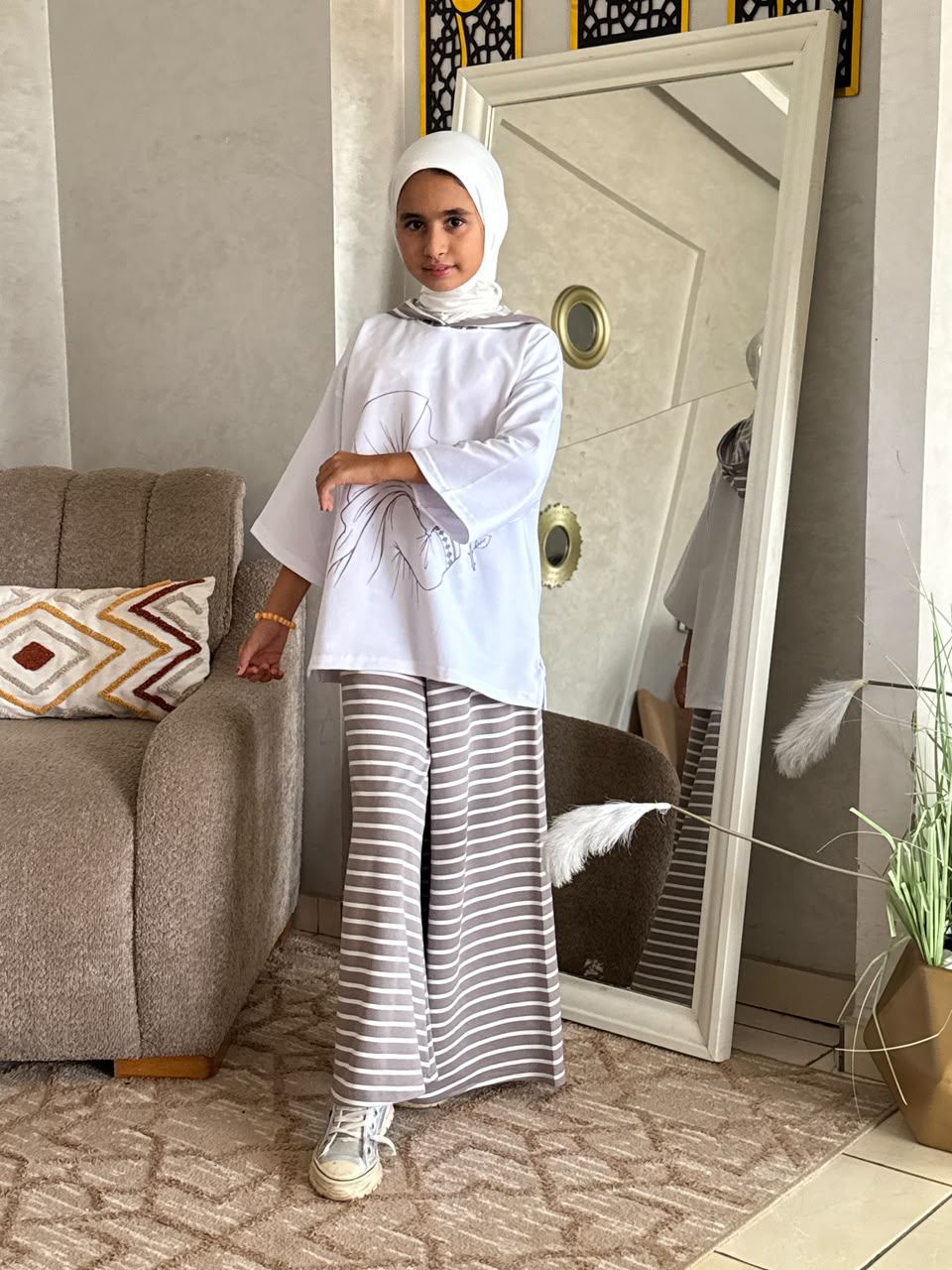 Ensemble fille à tunique volantée et pantalon à carreaux — Gris foncé